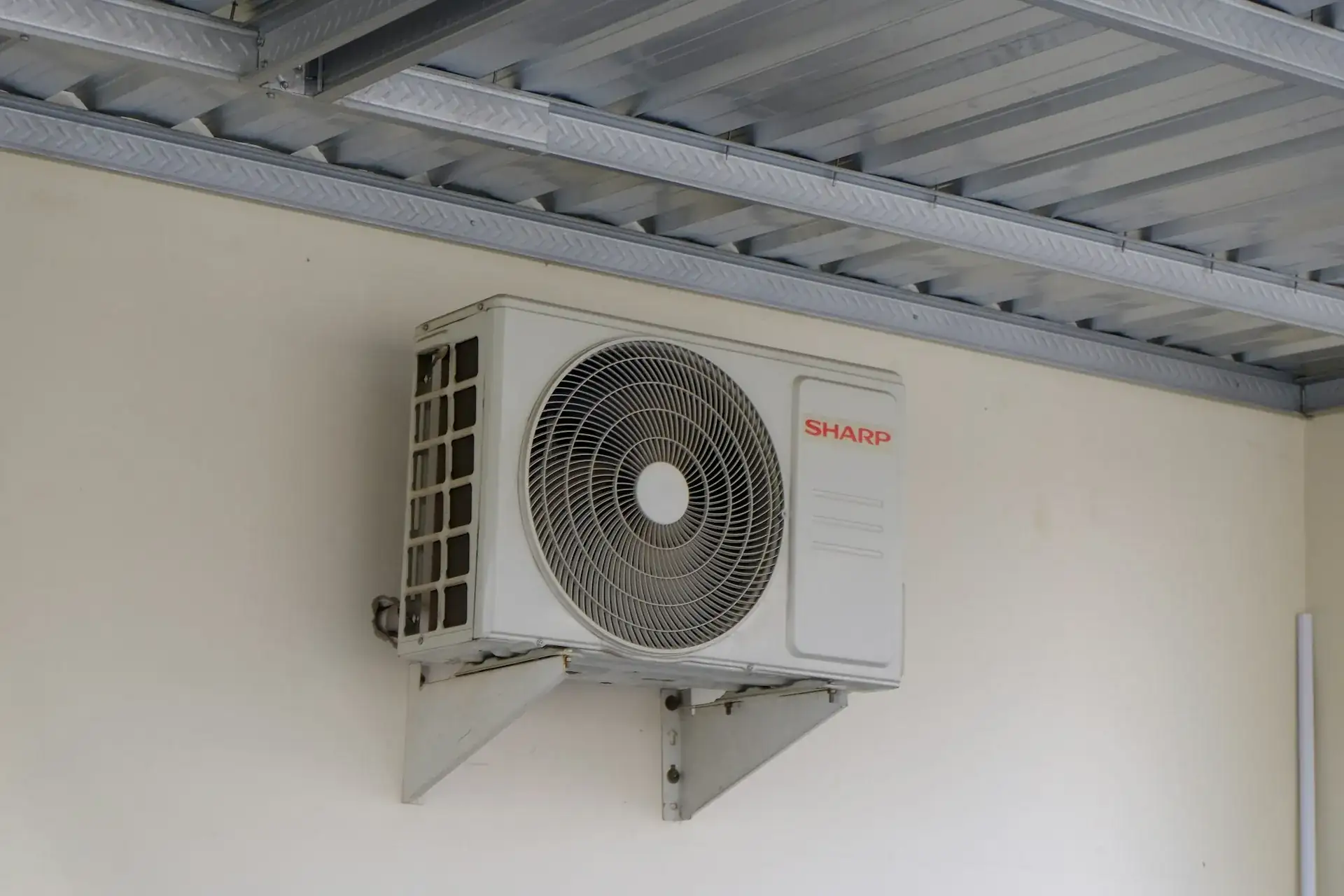 Klimaanlage Installation Wien – IE-TEC Techniker montiert Split-Klimagerät für effiziente Raumkühlung